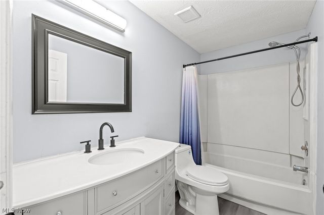 9648 E Idlewood Drive, Twinsburg, OH 44087