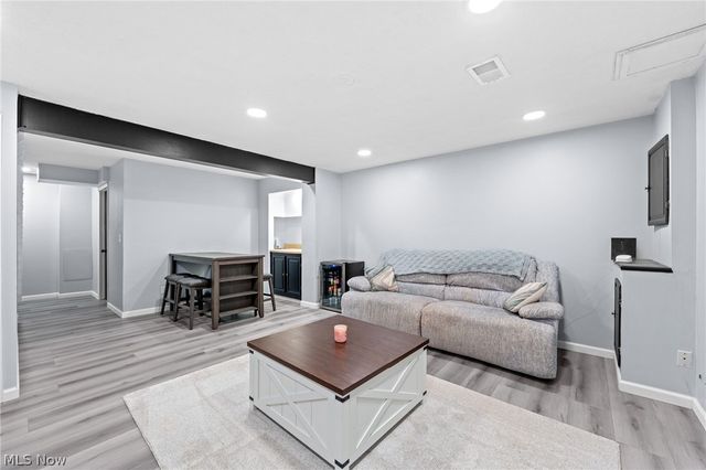 9648 E Idlewood Drive, Twinsburg, OH 44087