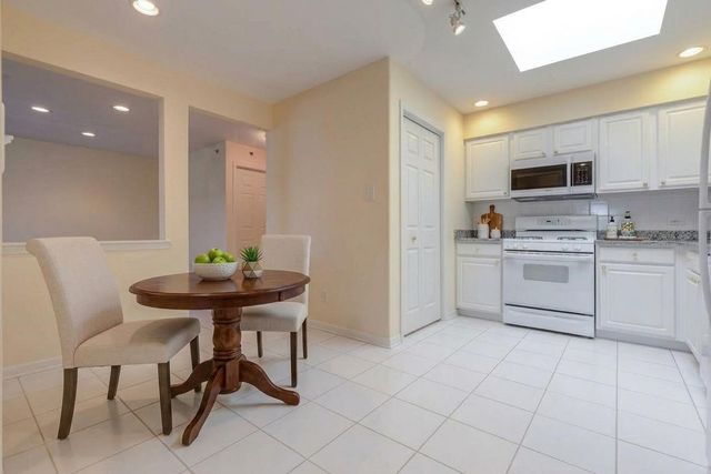 351 Town Place Circle 503, Buffalo Grove, IL 60089