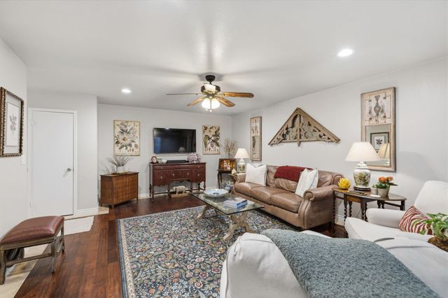 640 S Ripple Creek Drive 640, Houston, TX 77057