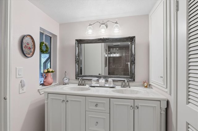 640 S Ripple Creek Drive 640, Houston, TX 77057
