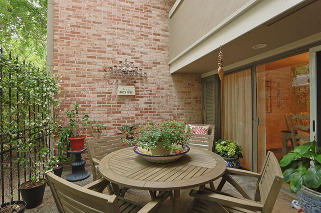 640 S Ripple Creek Drive 640, Houston, TX 77057