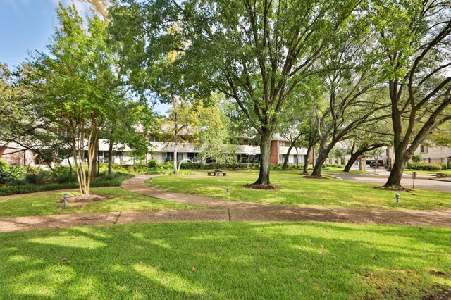 640 S Ripple Creek Drive 640, Houston, TX 77057