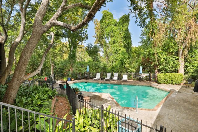 640 S Ripple Creek Drive 640, Houston, TX 77057