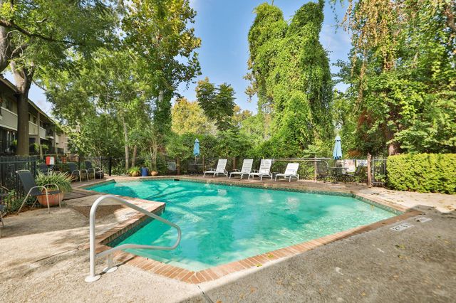 640 S Ripple Creek Drive 640, Houston, TX 77057
