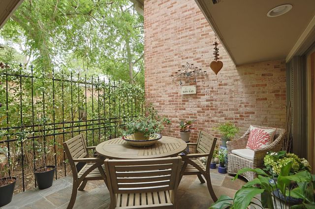 640 S Ripple Creek Drive 640, Houston, TX 77057