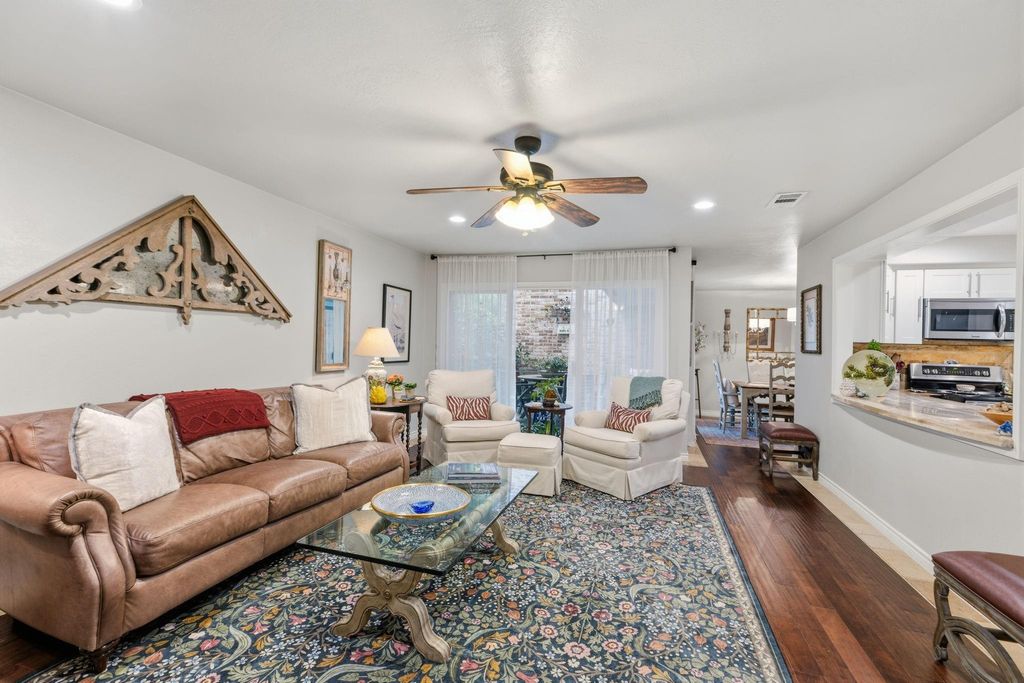 640 S Ripple Creek Drive 640, Houston, TX 77057