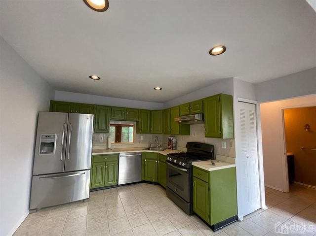401 Hadleigh Lane, North Brunswick, NJ 08902
