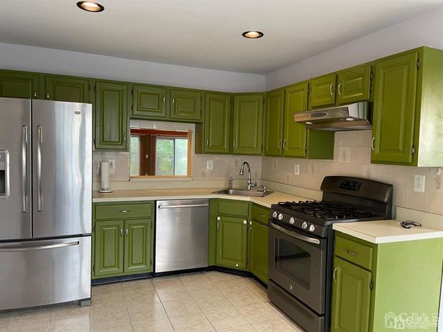401 Hadleigh Lane, North Brunswick, NJ 08902