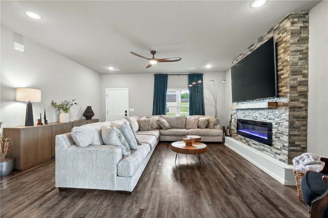 395 Worley Street, Huntsville, AR 72740