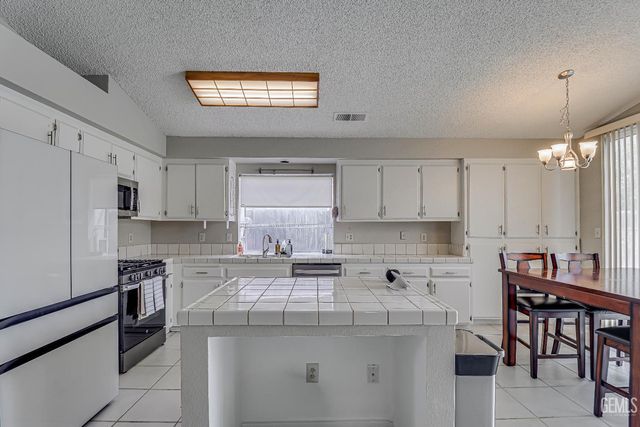 6208 Quaking Aspen Street, Bakersfield, CA 93313