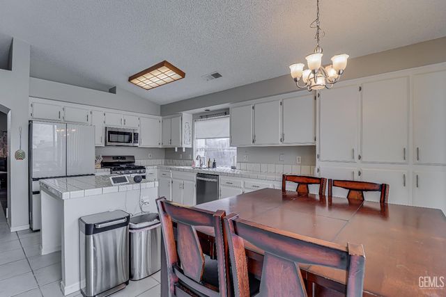 6208 Quaking Aspen Street, Bakersfield, CA 93313