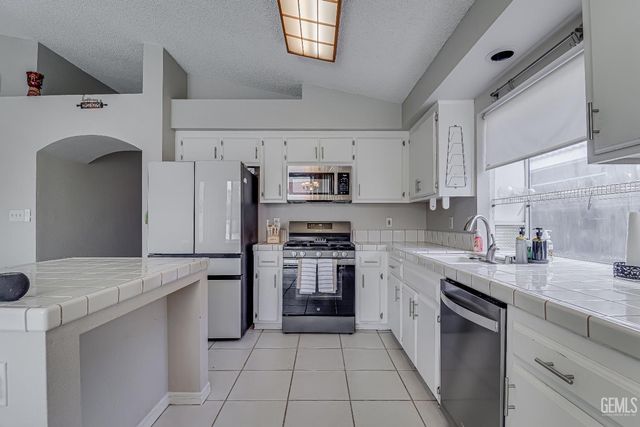 6208 Quaking Aspen Street, Bakersfield, CA 93313