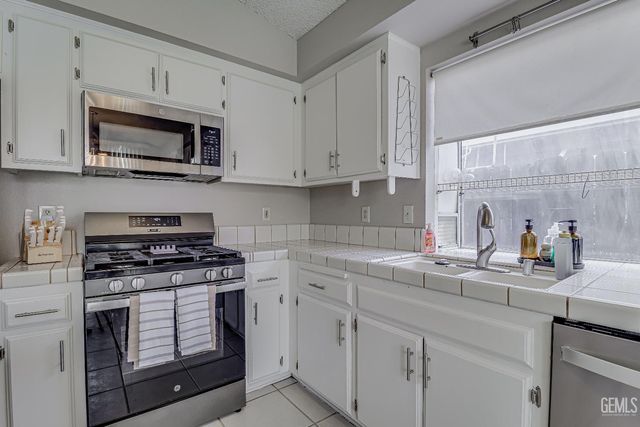 6208 Quaking Aspen Street, Bakersfield, CA 93313