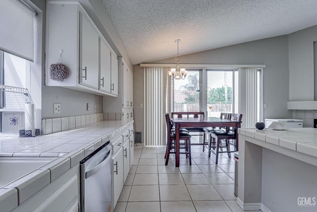 6208 Quaking Aspen Street, Bakersfield, CA 93313