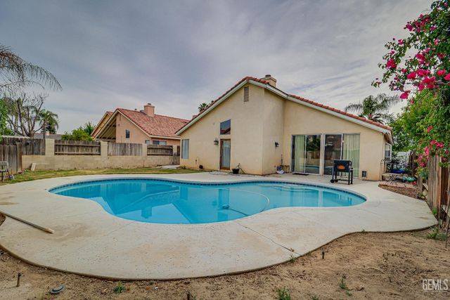 6208 Quaking Aspen Street, Bakersfield, CA 93313