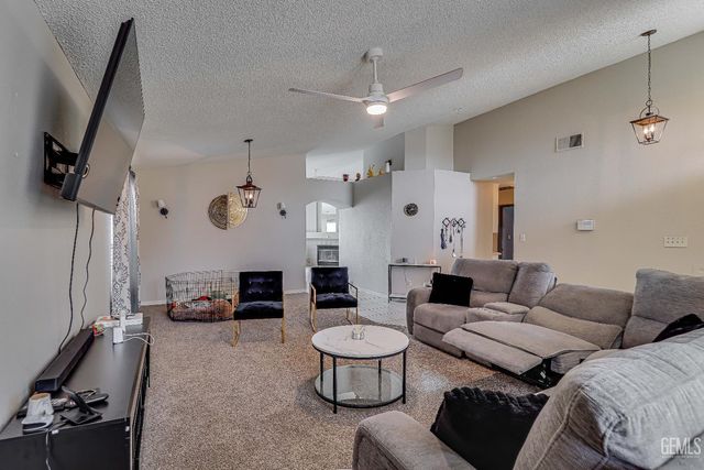 6208 Quaking Aspen Street, Bakersfield, CA 93313