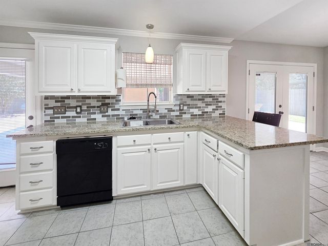 13492 Prairie Ln, Walker, LA 70785