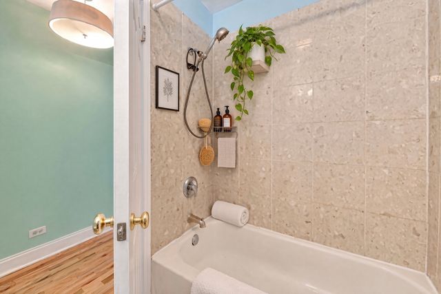 4348 N Sacramento Avenue 3, Chicago, IL 60618