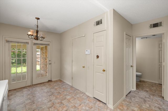 1523 Creek Bank Lane, Arlington, TX 76014