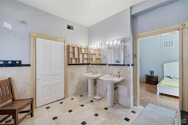 7507 Virginia Avenue, St Louis, MO 63111