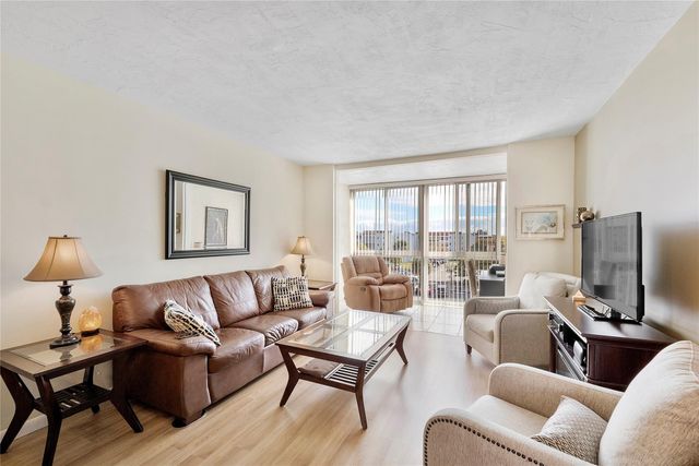 2811 Somerset Drive 408, Lauderdale Lakes, FL 33311