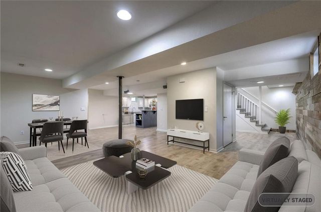 405 17th Avenue S, Greenwood, MO 64034