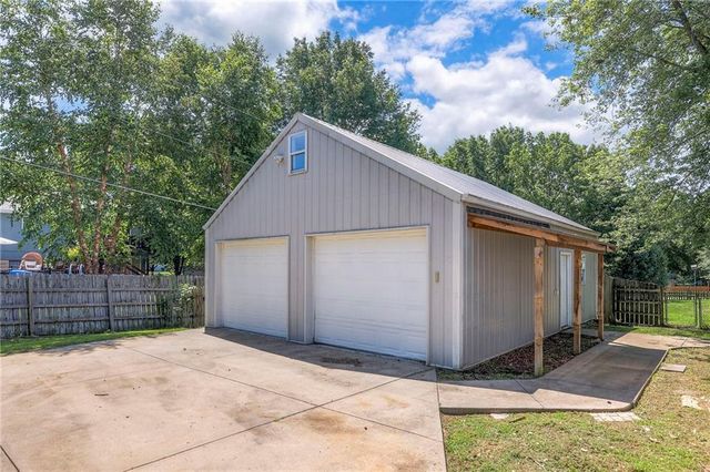 405 17th Avenue S, Greenwood, MO 64034