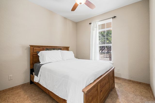 489 Lakeside Dr, Lakehills, TX 78063