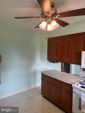 214 WHITTIER LN, Lancaster, PA 17602
