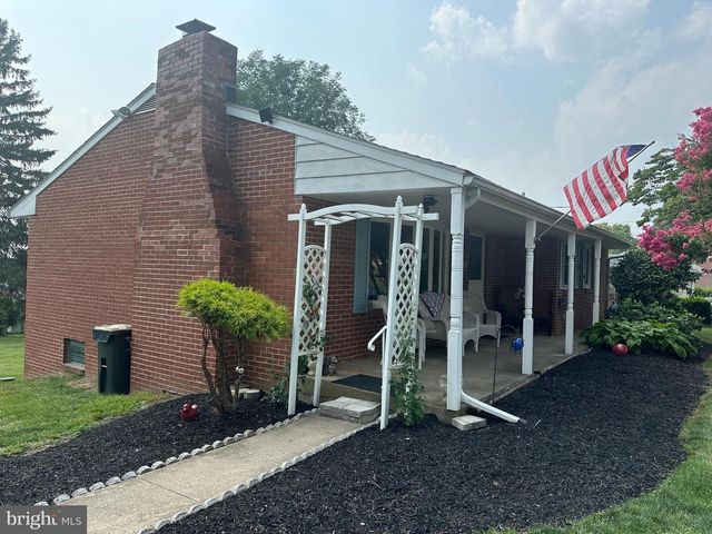 214 WHITTIER LN, Lancaster, PA 17602