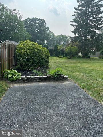 214 WHITTIER LN, Lancaster, PA 17602
