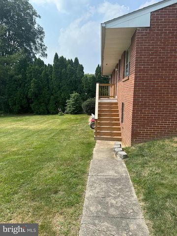 214 WHITTIER LN, Lancaster, PA 17602