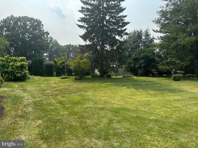 214 WHITTIER LN, Lancaster, PA 17602