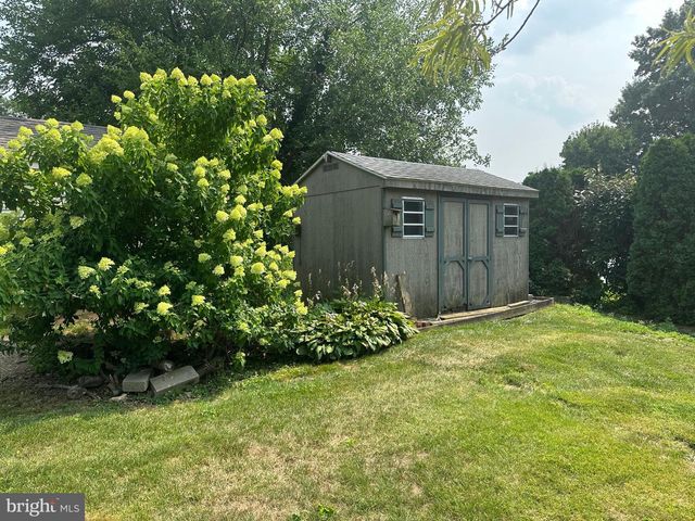 214 WHITTIER LN, Lancaster, PA 17602