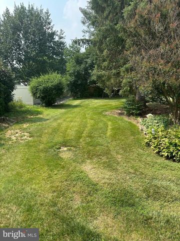 214 WHITTIER LN, Lancaster, PA 17602
