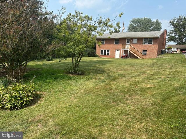 214 WHITTIER LN, Lancaster, PA 17602
