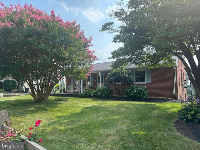 214 WHITTIER LN, Lancaster, PA 17602