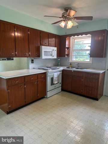 214 WHITTIER LN, Lancaster, PA 17602