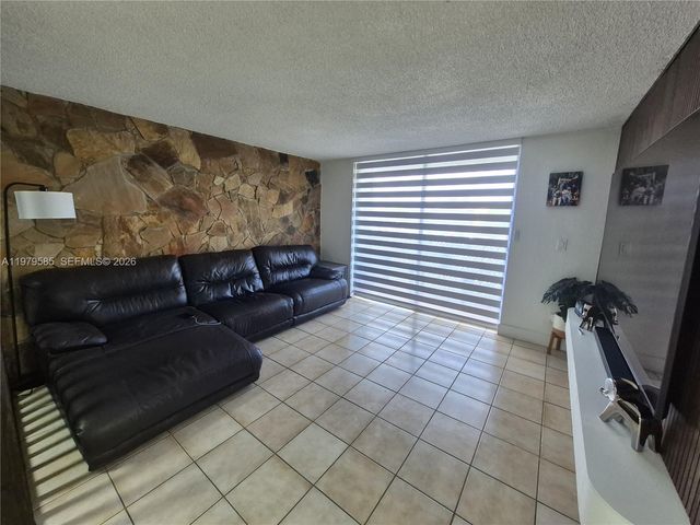 8405 NW 8th St 304, Miami, FL 33126