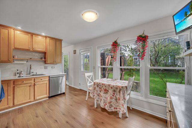 401 Greentree Parkway, Libertyville, IL 60048