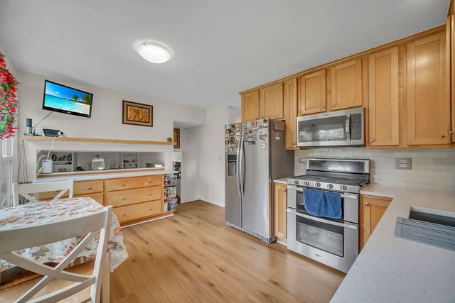 401 Greentree Parkway, Libertyville, IL 60048