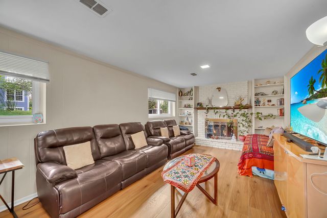 401 Greentree Parkway, Libertyville, IL 60048