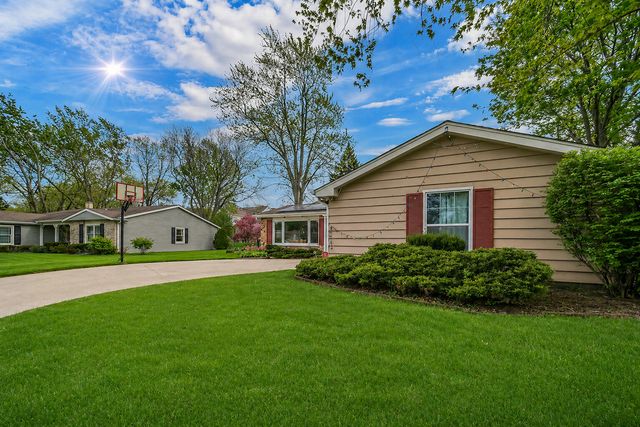 401 Greentree Parkway, Libertyville, IL 60048