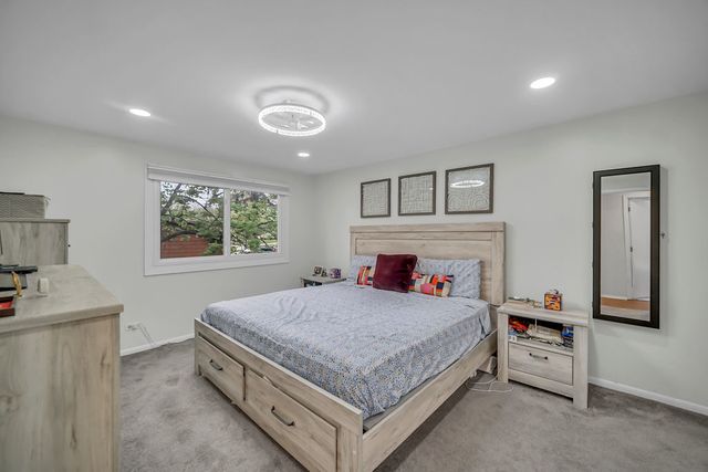 401 Greentree Parkway, Libertyville, IL 60048