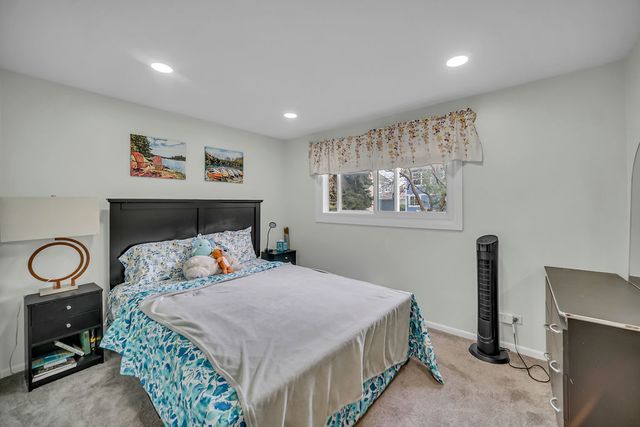 401 Greentree Parkway, Libertyville, IL 60048