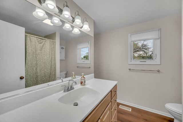 401 Greentree Parkway, Libertyville, IL 60048