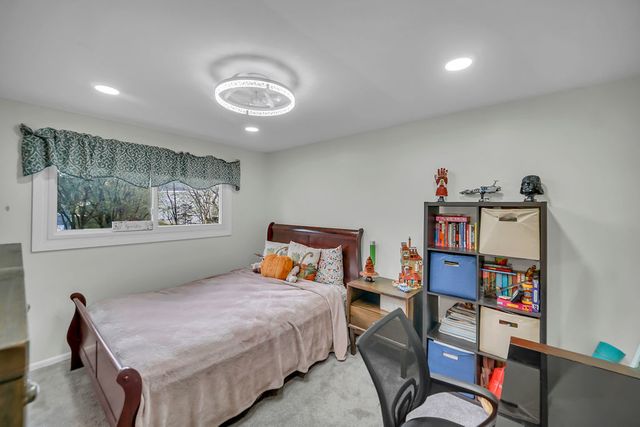 401 Greentree Parkway, Libertyville, IL 60048