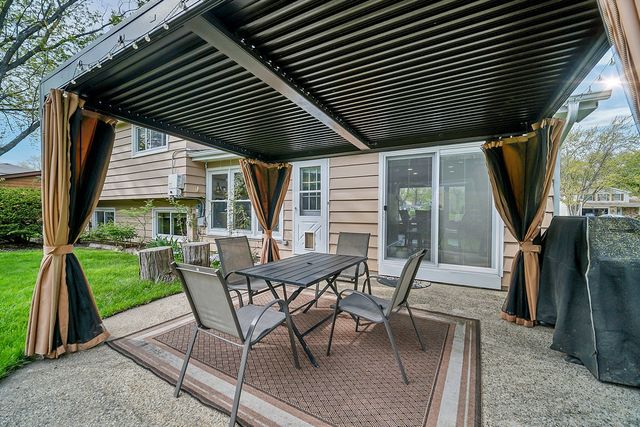 401 Greentree Parkway, Libertyville, IL 60048