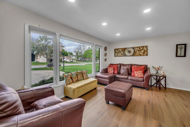 401 Greentree Parkway, Libertyville, IL 60048